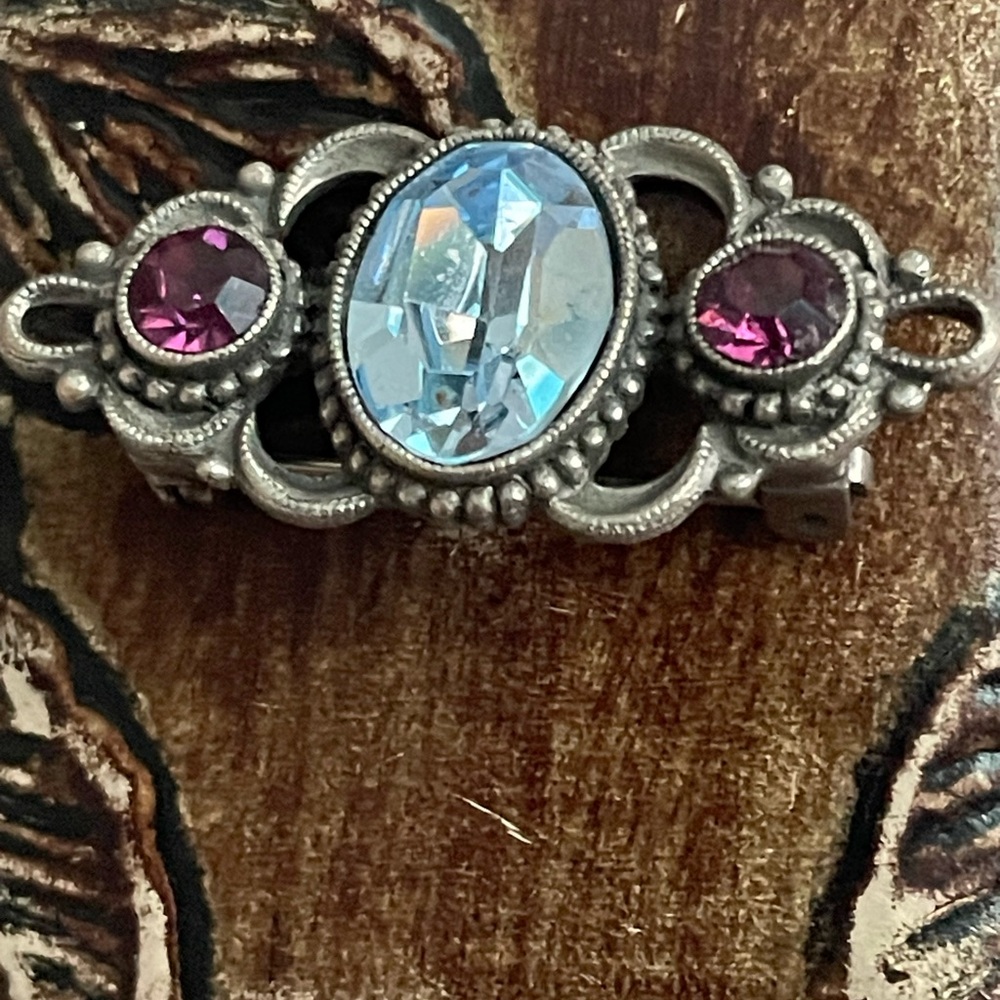 Brooch - Picture 1 of 6